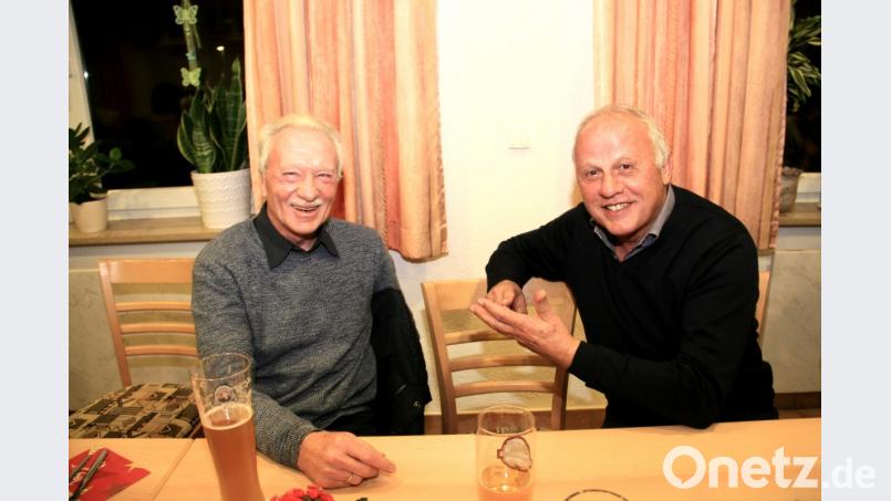 Ludwig Denz (links) und Franz Dürrschmidt (rechts) erinnern sich gerne an die Zeit in der Landesliga Nord. Bild: wro