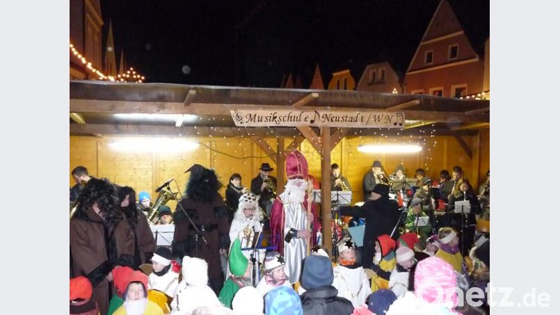 In einen Konzertsaal verwandelt sich am Wochenende der Neustädter Stadtplatz beim traditionellen Christkindlmarkt der Musikschule unter der Regie von Reinhold Schwarzmeier. Vor dem Landratsamt gibt es viele Attraktionen. Bild: kwl