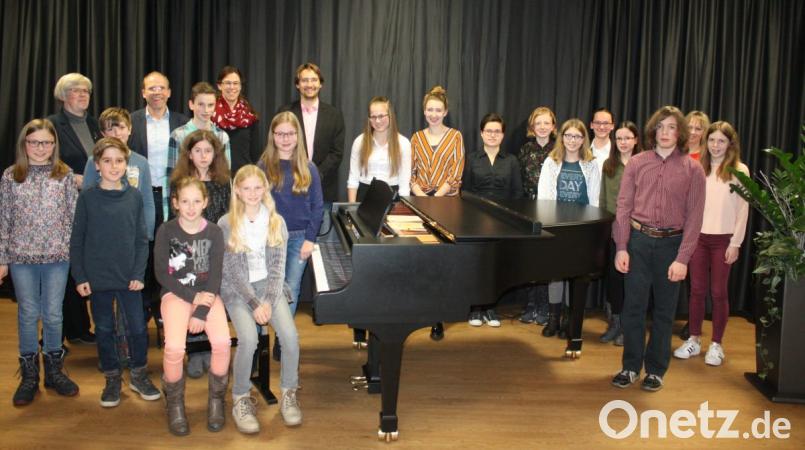Junge Pianisten von der 5. bis zur 12. Jahrgangsstufe unterhielten auf dem Steinway-Flügel mit einem abwechslungsreichen musikalischen Programm. Die Schulleitung und die Musiklehrer gratulierten. Bild: lg