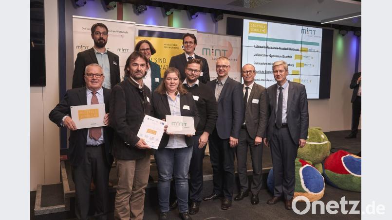 Die Lobkowitz-Realschule Neustadt/WN ist als &quot;MINT-freundliche Schule&quot; und &quot;Digitale Schule&quot; ausgezeichnet worden. Stellvertretender Konrektor Ramon Gomez-Islinger (Zweiter von links) nimmt das Zertifikat entgegen. Bild: fabianvogl.com
