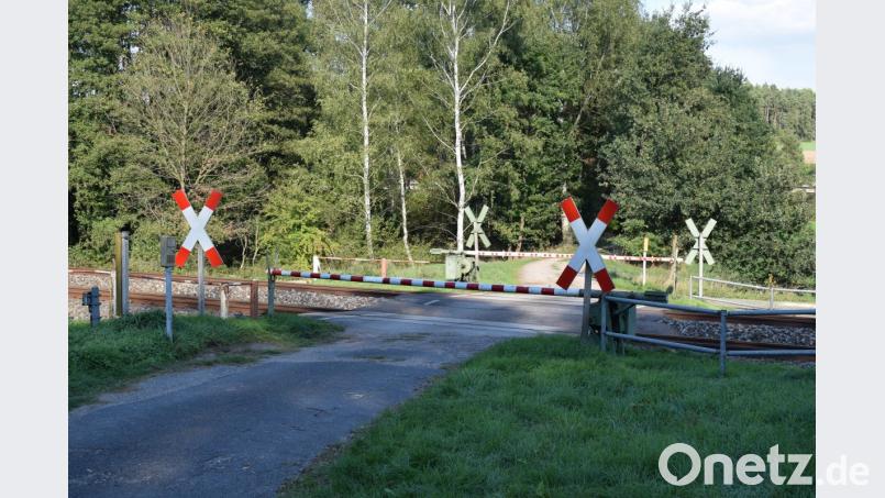 Dies ist einer von zwei Bahnübergängen, die im Stadtgebiet im Rahmen der Elektrifizierung ertüchtigt werden sollen.Die Notwendigkeit und die Kosten fordern den Widerspruch des Stadtrates heraus. Bild: bnr