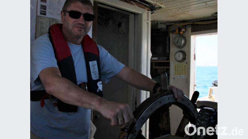 Jürgen Schnappauf am Steuer des Rettungsschiffs. Bild: exb