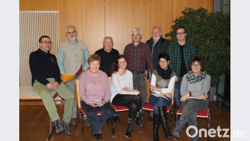 Die Laienschauspieler des Störnsteiner Schlossbergtheaters stehen in den Startlöchern für die neue Saison. Den Schwank "Wellness für Ku(h)wait" von Toni Lauerer werden sie insgesamt 12 Mal im Wurzer Gemeindesaal aufführen. Bild: prh