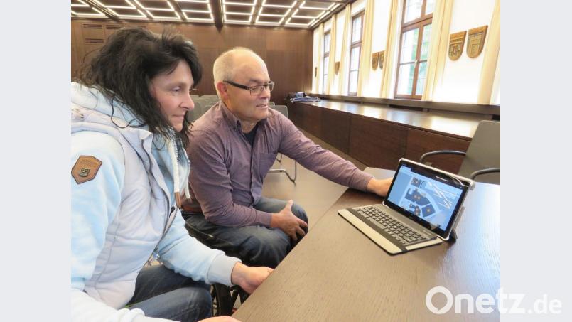 Beratung ist auch von Zuhause aus möglich: Die ehrenamtlichen Wohnberater können die digitale Musterwohnung auf dem Laptop vorstellen. Bild: Ulla Baumer