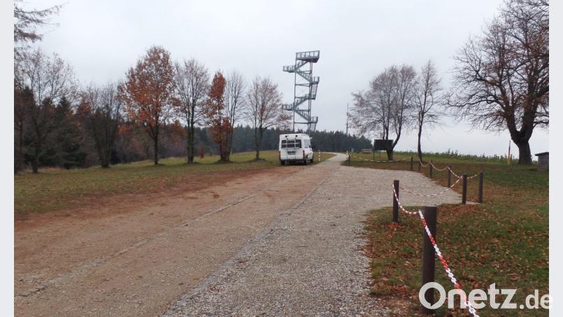 Sehr beschäftigt waren im Berichtszeitraum die Mitarbeiter des gemeindlichen Bauhofs, darunter auch die Befestigung des Parkplatzes auf den Kalvarienberg bei Thurndorf mit dem Aussichtsturm (im Bildhintergrund). Bild: Brendel, Hubert (BR)