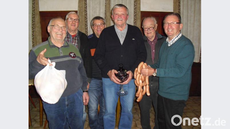 Der Napoleaner Hans Laubmeier (Mitte) hat beim Preiswatten die besseren Karten gegenüber Hans Stich (Dritter von links) und Franz Witt (Zweiter von links). Schloderclubchef Karl Schmal (Zweiter von rechts) überreicht die Preise. Bild: dip