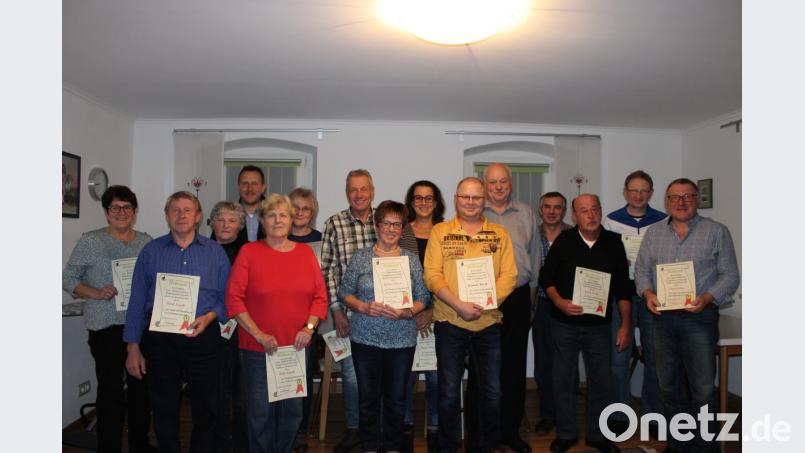 Vorsitzender Reinhold Meyer (hinten, Dritter von rechts) hat Urkunden für (vorne von links) Rita Sieber, Adolf und Dora Legath, Ursula Dötsch, Reinhold Hirsch, Georg Sticht, Erwin Lottes, (hinten von links) Anni Schreyer, Herbert Tretter, Mariele Hirsch, Gerhard Meyer, Ingrid Meyer, Lorenz Merkl und Thomas Schreyer dabei. Bild: gma