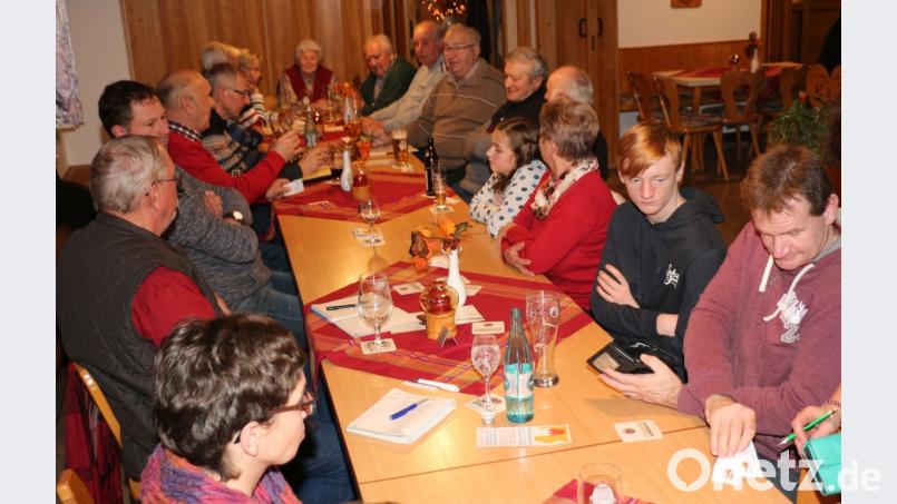 Bei den Imkern sitzt die Jugend nicht nur mit am Tisch, der Nachwuchs ist vielmehr wichtiger Bestandteil der Vereinsarbeit. Hier wollen die Kemnather Bienenzüchter laut Vorsitzendem Andreas Schultes (Fünfter von links) ihr Engagement noch weiter ausbauen. Bild: rpp