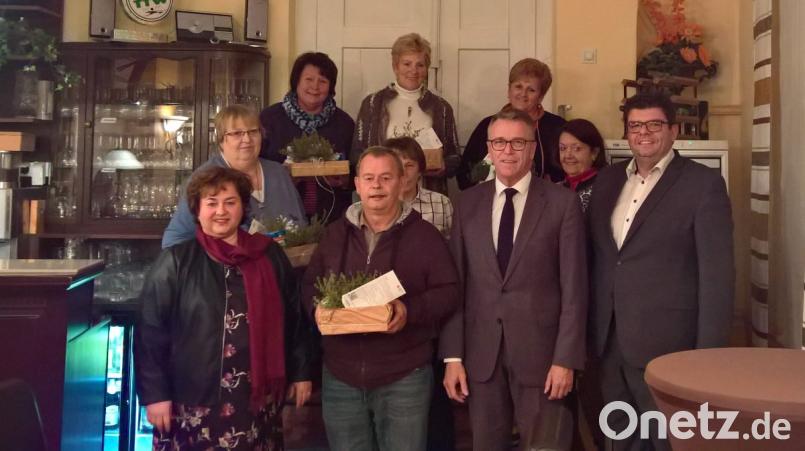 Der Pool an Ehrenamtlichen bei Leben Plus wächst. Im Bild zeigt (hinten von links): Christl Schmidt , Rosi Kopf, Maria Ruppert sowie (Mitte von links) Brigitte Göths, Bernhardine Nickl, Gerlinde Lindner und (vorne von links) Cornelia Stahl, Helmut Thoma, Franz Stahl, Holger Schedl. Bild: exb