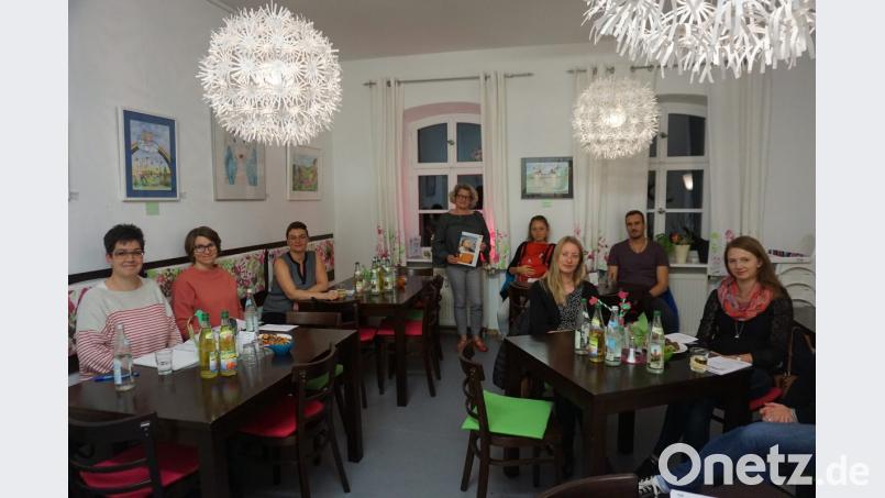 Eva Gibhard (stehend) bereitet mit den Eltern gesunde und schmackhafte Speisen für ihre Babys zu. Bild: jzk