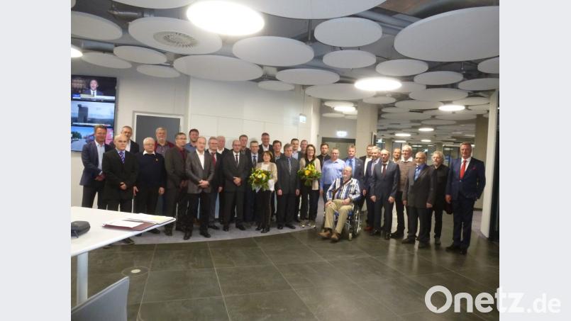 "850 Arbeitsjahre sind heute versammelt" bemerkte Geschäftsführer Christian Engel (rechts) bei der Ehrung der Jubilare. Ihnen dankte er auch im Namen seines Bruders Lars (links) für die Treue zur BHS Corrugated. Bild: bk