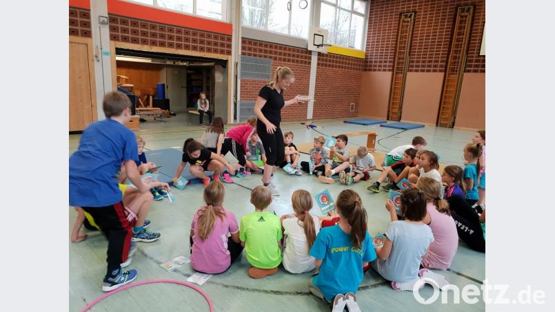Beim bayerischen Kinderturnabzeichen haben die Buben und Mädchen der Grundschule Krummennaab viel Spaß. Bild: exb