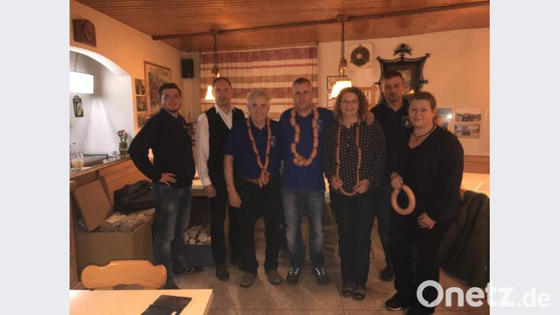 Über Wurstketten freuen sich die besten Schätzer des Spardoseninhalts beim &quot;Xantl&quot;-Stammtisch. Von links:
Vorsitzender Oliver Pöhnl, Vize-Bürgermeister Richard Kammerer, Fritz Dörwald, Lars Marksteiner, Gabi Heiß, stellvertretender Vorsitzender Thomas Voigt und Simone Dobner. Bild: sei
