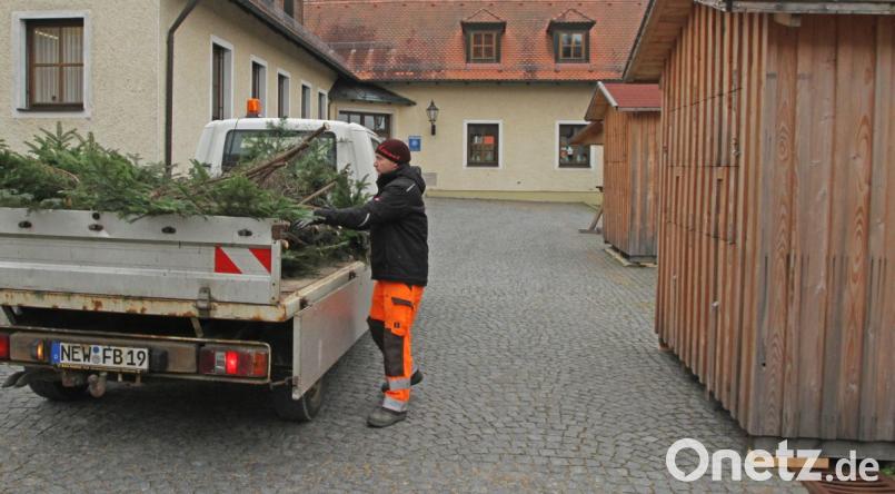 Der Rathausvorplatz verwandelt sich in den kommenden Wochen in ein vorweihnachtliches Wunderland. Vom Bauhof wurden schon mal Fichtenzweige zur Dekoration geliefert. Auch die Buden stehen schon. Bild: nm