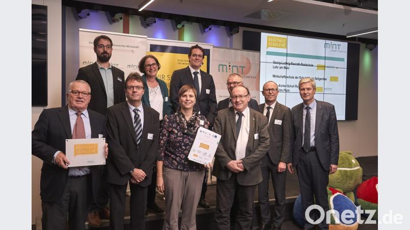 Die Europa-Berufsschule Weiden ist als &quot;Digitale Schule&quot; ausgezeichnet worden. Vordere Reihe von links: Thomas Sattelberger, Vorsitzender Initiative &quot;MINT Zukunft schaffen&quot; mit Werner Klement, Monika Teichmann und Schulleiter Josef Weilhammer. Bild: fabianvogl.com