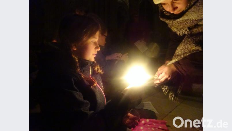 Während dem Taizé-Lied "Laudate omnes gentes" wurden die Kerzen der Besucher im Dom zu Regensburg entzündet. Bild: wrm