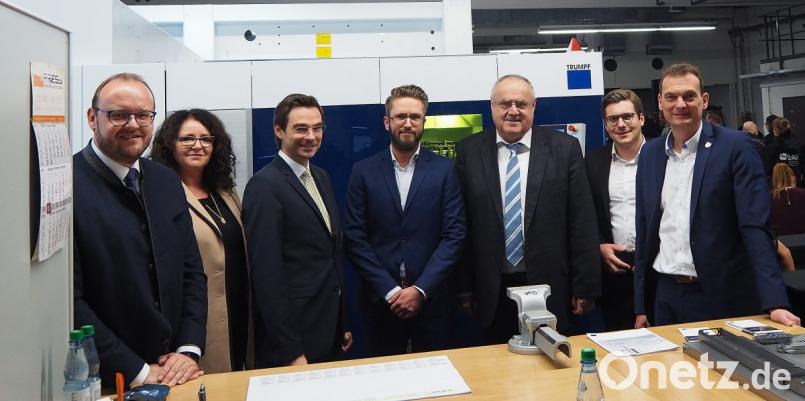 Betriebsrundgang der Ehrengäste der Einweihungsfeier der neuen Betriebsstätte der BAM GmbH in Altenstadt mit (von links): Landrat Andreas Meier, Wirtschaftsförderin Barbara Mädl, Landtagsabgeordneter Stephan Oetzinger, BAM-Geschäftsführer Marco Bauer, Bürgermeister Lothar Höher, Wirtschaftsförderer Nicolas Lahovnik und Bürgermeister Ernst Schicketanz. Bild: Bühner