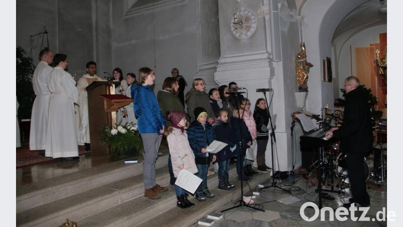 Der von Werner Fritsch (rechts) ins Leben gerufene und geleitete Kinderchor nennt sich jetzt „Pfarreispatzen“. Bild: wro