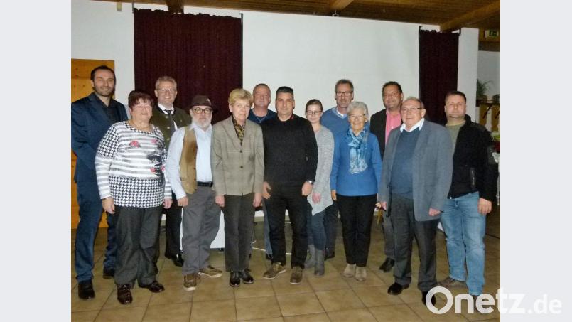 Roswitha Mohler (Zweite von links) steht als Vorsitzende weiter an der Spitze der Arbeitsgemeinschaft der Schwandorfer Jugendgruppen. Bild: kga