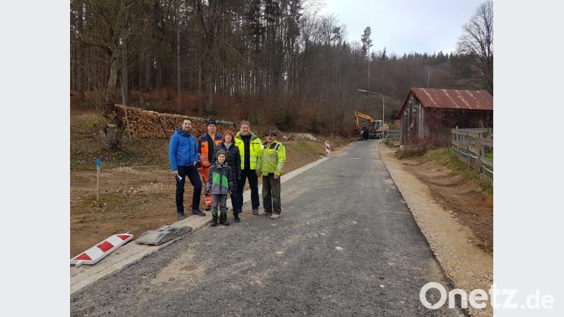 Polier Alois Sorgenfrei und Ingenieur Gunther König verständigen sich beim Ortstermin mit Bürgermeisterin Margit Kirzinger (von rechts) auf das Frühjahr für den noch fehlenden Auftrag der Feinschicht. Bild: fjo