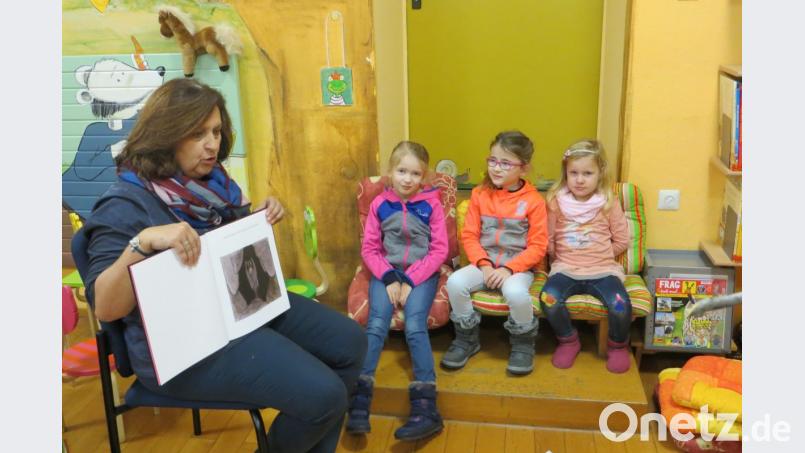 Sieglinde Lorenz mit ihren kleinen Zuhörern Bild: ak