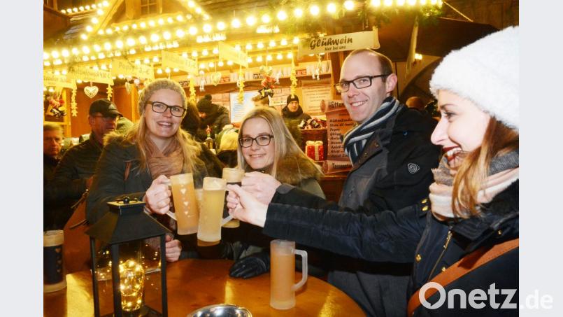 Da schmeckt der Glühwein. Der Christkindlmarkt ist schon am Eröffnungstag ein beliebter Treffpunkt zum Feierabend. Bild: Gabi Schönberger