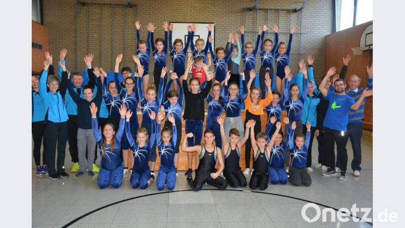 Gut gelaunt zeigen sich die Teilnehmer der Vereinsmeisterschaften im Turnen des TSV Pechbrunn-Groschlattengrün. Mit im Bild Vorsitzende Doris Reiß (Zweite von links) und Übungsleiter Florian Reiß (Zweiter von rechts). Bild: jr
