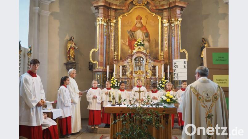 Die Ministrantenschar wurde verstärkt. Im Bild von links die Oberministranten Simon Weiß und Lucia Stahl, Pastoralreferent Alfred Kick, Katharina Braun, Magdalena Hammerl, Lina Merter, Simon Preßl, Vincent Riedl, Eva Meller, Lukas Mutzbauer und Pfarrer Markus Ertl. Bild: exb