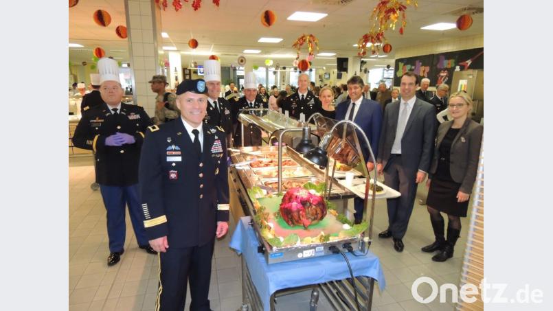 Brigadegeneral Christopher LaNeve (Zweiter von links), Oberst Adam Boyd (Dritter von links) und die Soldaten servieren das Thanksgiving Lunch. Unter den Gästen sind unter anderen Boris Niklas von der Bayerischen Staatskanzlei und Bürgermeister Edgar Knobloch (Zweiter und Dritter von rechts). Bild: mor