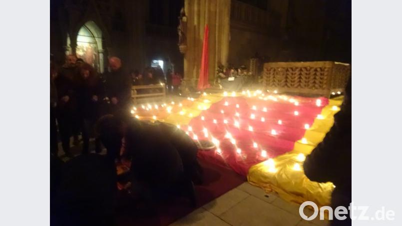 Der Altarbereich im Dom zu Regensburg wurde mit Tüchern und Lichtern gestaltet. Innerhalb der Kreuzanbetung war jeder eingeladen, nach vorne zu kommen und seine Gedanken am Kreuz loszuwerden. Bild: wrm