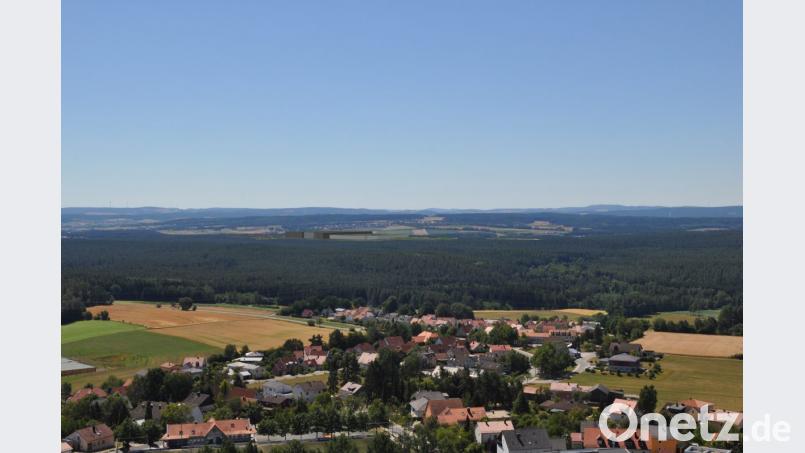 Aus der Ferne landschaftsprägend: Blick auf die 40 Meter hohen Gebäude im Gewerbegebiet West IV, diesmal von Parkstein herab. Bild: Büro TNL