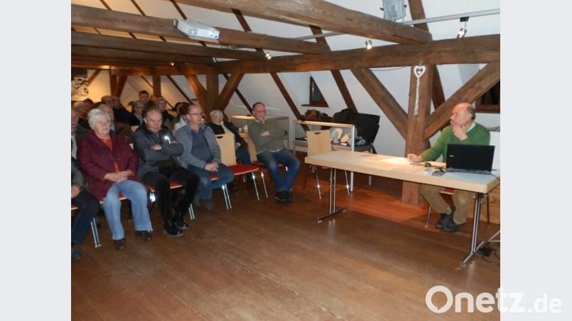 Im Saal des Sengerhof-Anwesens sprach Albert Köstler (rechts) über „Gesichter eines Ortes“. Bild: fsc