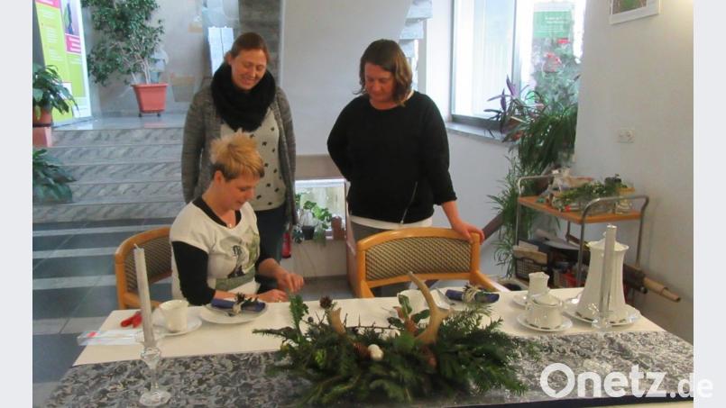 Das Bild zeigt Studierende beim Vorbereiten der Tischdekoration für den weihnachtlichen Kaffeetisch. Bild: exb