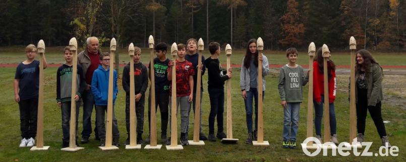 Die Schüler der M7 aus der Mittelschule Altenstadt zeigen großes Engagement bei der praktischen Umsetzung bei der Holzarbeit und präsentieren mit Stolz ihre Skulpturen im Schulgelände. Bild: cr