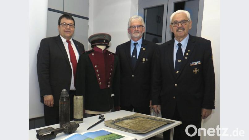 Bürgermeister Thomas Falter und die Vereinsvertreter Hans-Peter Weiß und Josef Hartinger (von links) eröffneten die Ausstellung der Krieger- und Reservistenkameradschaft Wackersdorf. Bild: Hirsch