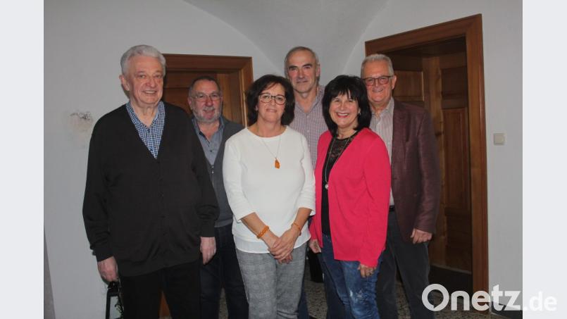 An der Spitze des Kuratoriums steht weiterhin Karl-Heinz Stoppa. Außerdem gehören dem Kuratorium Geschäftsführerin und Schatzmeisterin Hildegard Duschner (Mitte) sowie die Beisitzer (von rechts) Josef Schwarz, Katharina Schneider, Hubert Dobmeier und Max Zwack an. Es fehlen stellvertretender Vorsitzende Johannes Krämer und Beisitzerin Christiana Anzinger-Najjar. Bild: frd