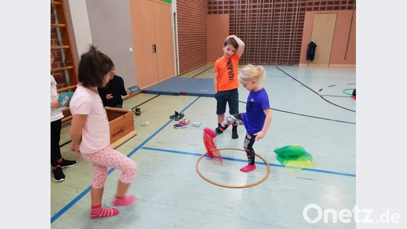 Beim bayerischen Kinderturnabzeichen haben die Buben und Mädchen der Grundschule Krummennaab viel Spaß. Bild: exb
