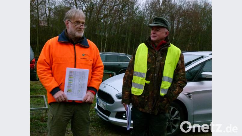 frank Pirner, Leiter des Forstbetriebs Pegnitz (rechts), und Michael Berngruber, Revierleiter Schnabelwaid, bei der &quot;Befehlsausgabe&quot;. Bild: rn