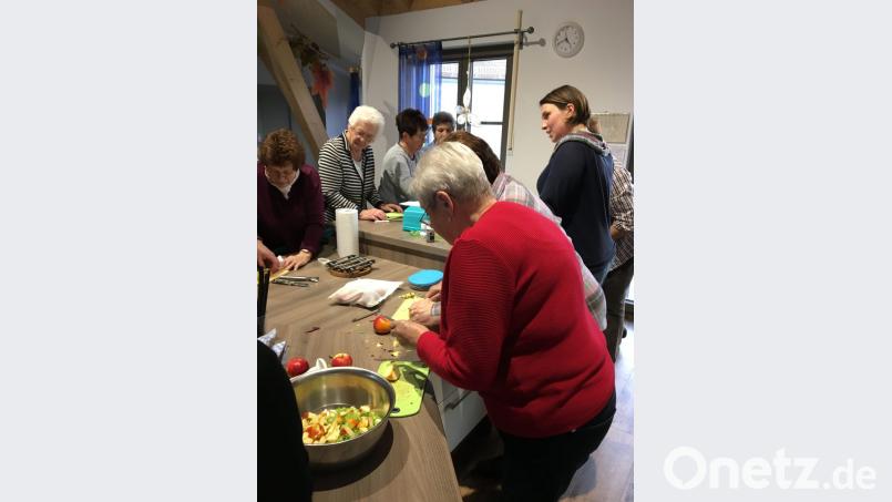 Die Teilnehmer am NEUN2727 - Kochkurs &quot;Antientzündliche Ernährung mit der Heilkraft&quot; mit der Referentin Tanja Franz (rechts) Bild: fvo
