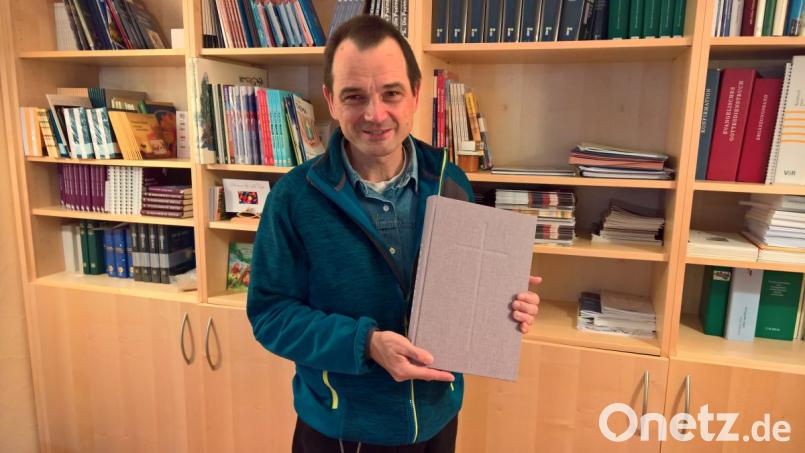 Mit Freude präsentiert Pfarrer Hartmut Klausfelder die neuen Lektionare. Bild: rpp