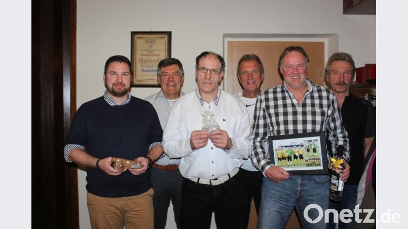 Altherren-Leiter Karl-Heinz Hasler (Zweiter von links) ehrt Tobias Krämer, Thomas Meiler, Hans Weiß, Rainer Niewerth und Heinz Kneisl (von links). Bild: bk