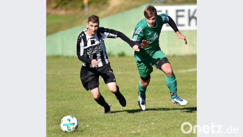 Die Kicker des FC OVI-Teunz (rechts Manfred Widegger) liefen zuletzt der Musik beziehungsweise den Gegenspielern immer öfter hinterher. Die Chance auf den Relegationsplatz besteht aber weiterhin. Bild: Alfred Schwarzmeier