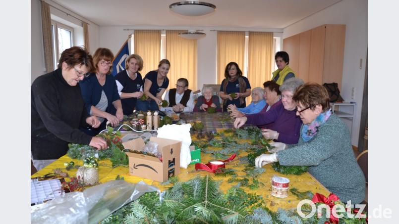 Senioren und Frauenbund basteln miteinander für den Weihnachtsmarkt in Burgtreswitz und für die Zusammenkunft nach dem Konzert am Sonntag „Blei ma zam im Lichterschein“ am Kirchplatz. Bild: gi