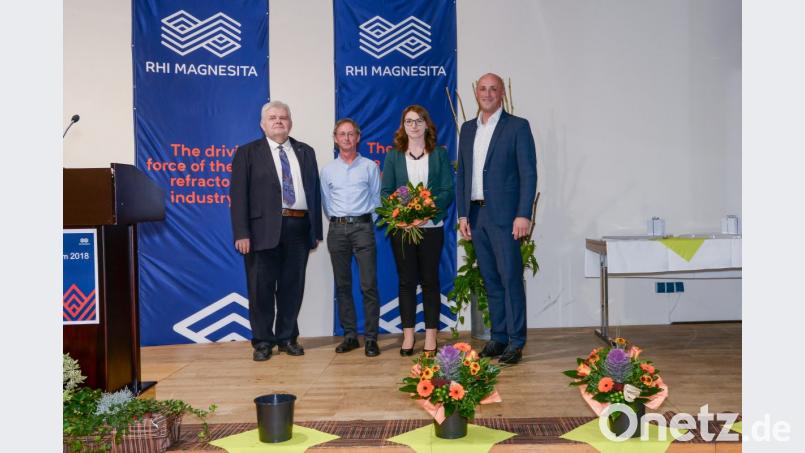 Besondere Anerkennung bringt Werksleiter Peter Schreyer der Stoffprüferin Sonja Greger für ihre besonderen Leistungen entgegen. Im Bild von links Fred Wunder von der IHK Bayreuth, Ausbildungsleiter Reiner Söllner, Sonja Greger und Werksleiter Peter Schreyer. Bild: exb