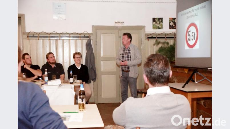Mit verkehrsrechtlichen Problemen beschäftigt sich Helmut Graf (stehend). Bild: bkr