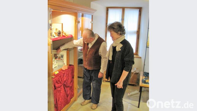 Kleine Kunstwerke der Familie Raß aus Letzau werden bei der Weihnachtsausstellung im Stadtmuseum gezeigt. Bild: krb