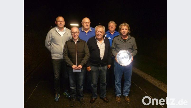 Jahresabschluss der Sparte Eisstock des SV Raigering mit Ehrungen (von links): Vorsitzender Jürgen Zweck, Hubert Walz, Reinhold Hahn, Rudi Pirzer, Spartenleiter Bernhard Weigl und Reinhard Thomas. Bild: gth