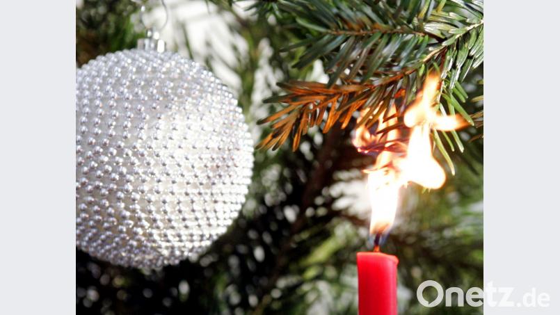 Leicht entzündlich: Ausgetrocknete Zweige am Weihnachtsbaum können schnell in Brand geraten. Bild: Roland Weihrauch/dpa
