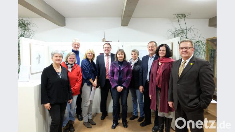 Bürgermeister Hans-Martin Schertl (Mitte hinten) eröffnet die Ausstellung zusammen mit den auswärtigen Gästen (von rechts) Martin Preuß, Elke Steinberger und Richard Gaßner, Ursula Wohlfeld (Mitte), Irenen Hug (4.v.links) vom Landratsamt und Georg Pielhofer (3.v.links) vom sozialpsychatrischen Zentrum Amberg. Bild: Stefanie Gradl