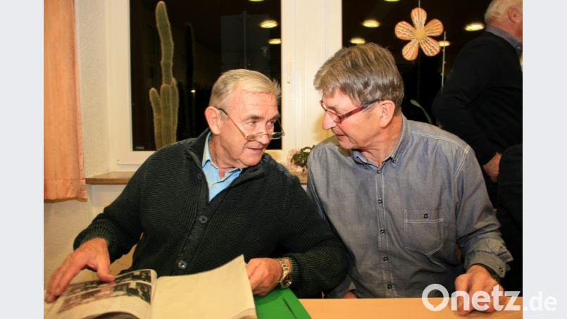 Mane Zintl (rechts) und Günther Fritsch (links) erinnern sich gerne auch an die Rivalität mit dem Nachbarn SG Fuchsmühl. Bild: wro